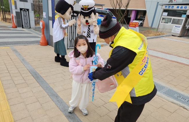 교통사고예방 안전 캠페인 서다 보다 걷다 아이들 등굣길 안전하게 지켜줘요 경북정치신문